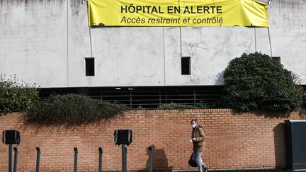 Un homme marche devant l'hôpital central de Dunkerque (Nord), le 17 février 2021. (DENIS CHARLET / AFP)