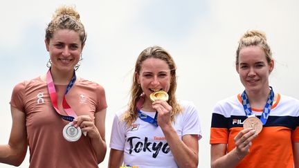 La Néerlandaise Annemiek van Vleuten sur le podium olympique du contre-la-montre de cyclisme.&nbsp; (INA FASSBENDER / AFP)