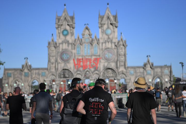 Des festivaliers entrent dans le Hellfest, le festival métal organisé à Clisson (Loire-Atlantique). (LOIC VENANCE / AFP)