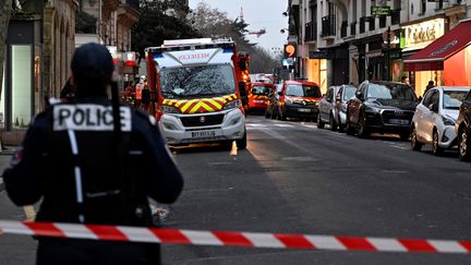 La police et les pompiers interviennent sur le lieu d'un incendie meurtrier à Paris, le 5 février 2019. (MUSTAFA YALCIN / ANADOLU AGENCY / AFP)