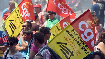 Des membres de la CGT-Cheminots manifestent &agrave; Toulouse (Haute-Garonne), le 17 juin 2014. (ERIC CABANIS / AFP)