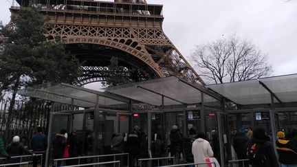 Plusieurs syndicats de la société d'exploitation de la Tour Eiffel entrent en grève lundi 19 février, pour dénoncer la mauvaise gestion financière du monument par la municipalité. (MATHILDE BOUQUEREL / RADIO FRANCE)