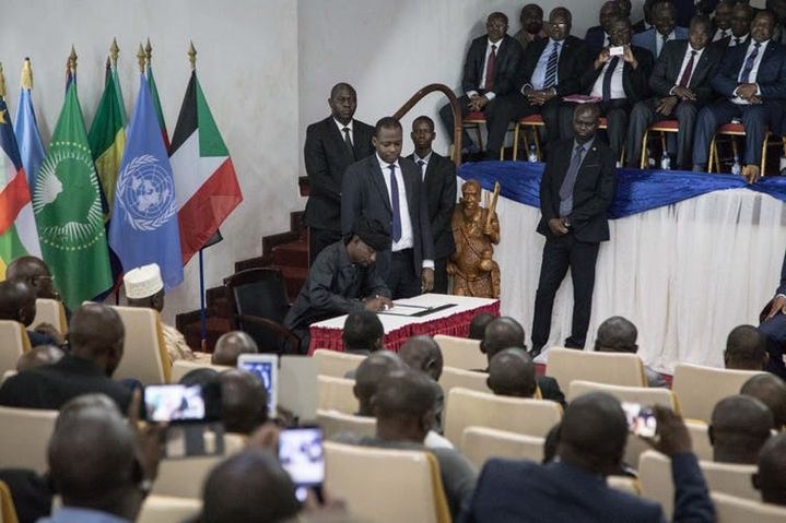 Sidiki Abbas, leader du groupe armé 3R, signe l’"accord de Khartoum" à Bangui, le 6&nbsp;février 2019.  (FLORENT VERGNES/AFP)