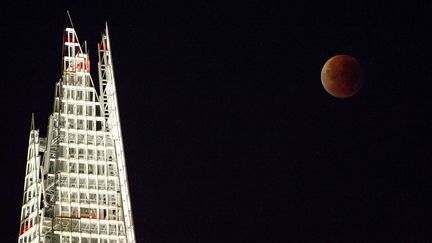 La Lune rousse et la tour The Shard à Londres (G-B).
 (Tolga Akmen/LNP/REX Shutterstock/SIPA)