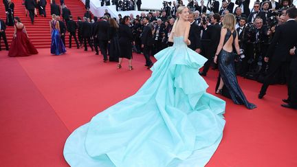 L'extravagance est toujours de rigueur sur le tapis rouge de la Croisette. Leonie Hanne, influenceuse de mode allemande aux 4 millions de followers sur Instagram, l'a bien compris.&nbsp; (DANIELE VENTURELLI / WIREIMAGE)