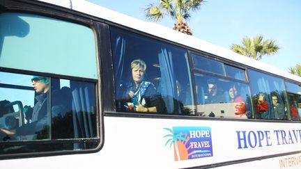 Des touristes dans un bus &agrave; Tunis (Tunisie), mercredi 18 mars 2015.&nbsp; (CITIZENSIDE / MOHAMED KRIT / AFP)