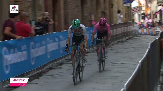 Dans les rues de Montalcino, le Colombien Egan Bernal (Ineos Grenadiers) accélère pour creuser l'écart sur le reste des favoris au général dans la 11e étape du Tour d'Italie, mercredi 19 mai.