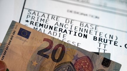 Le 1er mai 2022, plusieurs indices de rémunération et d'aides sociales sont réhaussés pour faire face à l'inflation. (RICCARDO MILANI / HANS LUCAS / AFP)