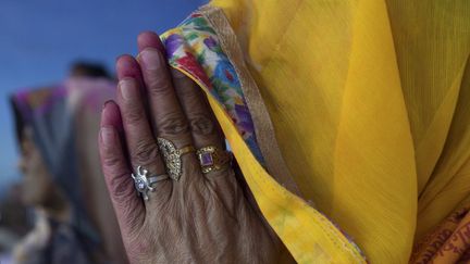 Une femme prie durant la commémoration de Holi en Inde. (AFP)