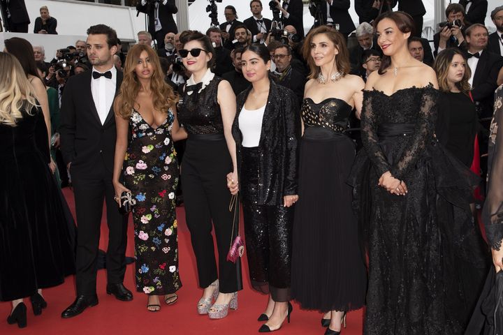 Zahia Dehar, la réalisatrice Rebecca Zlotowsky et Clotilde Courrau montant le tais rouge de Cannes le 19 mai 2019 (SYSPEO/SIPA)