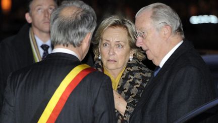 Le roi des Belges Albert II et son &eacute;pouse la reine Paola rencontrent le gouverneur de la province de Li&egrave;ge Michel Fore &agrave; la suite d'une attaque meurtri&egrave;re survenue dans le centre de la ville belge, le 13 d&eacute;cembre. &nbsp; (ERIC LALMAND/AFP)