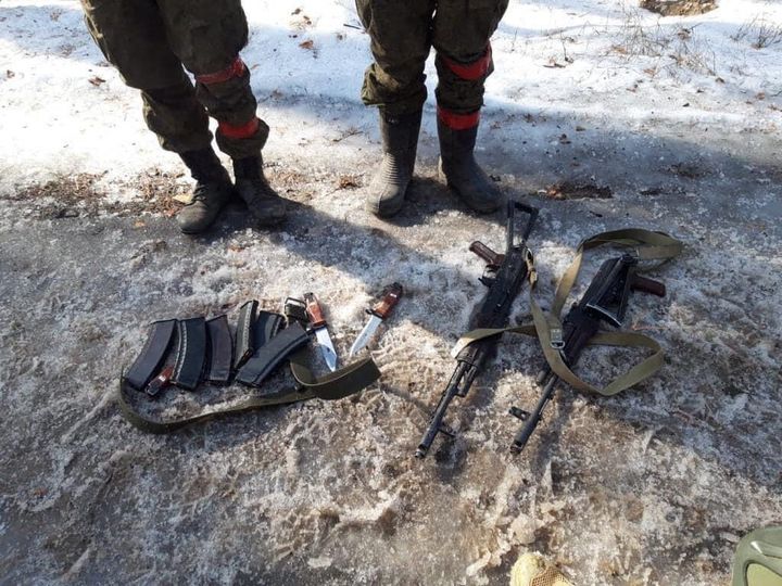 Deux soldats russes faits prisonniers par des militaires ukrainiens, près de Kiev, le 24 février 2022. (EMBASSY OF UKRAINE IN ANKARA/HAN / ANADOLU AGENCY)
