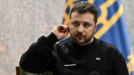 Le président ukrainien Volodymyr Zelensky le 24 février 2023 lors d'une conférence de presse à Kiev. (GENYA SAVILOV / AFP)