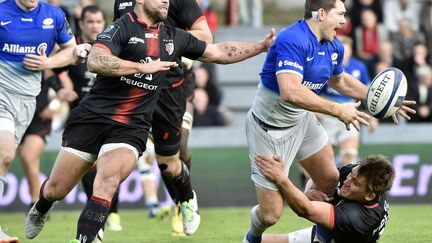 Les Toulousains McAlister et Flood au plaquage sur Alex Goode (PASCAL PAVANI / AFP)