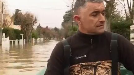 Inondations dans les Yvelines : la barque au quotidien pour les habitants de Poissy