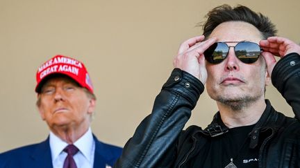 Donald Trump et Elon Musk lors du lancement d'essai de la fusée SpaceX, le 19 novembre 2024, à Brownsville (Texas, Etats-Unis). (BRANDON BELL / GETTY IMAGES NORTH AMERICA / AFP)