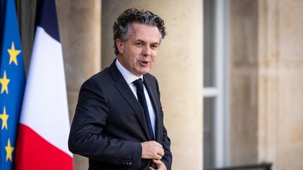 Christophe Béchu, ministre de la Transition écologique et de la Cohésion des territoires,&nbsp;sort&nbsp;du Conseil des ministres à l'Elysée,&nbsp;le 2 novembre 2022.&nbsp; (XOSE BOUZAS / HANS LUCAS / AFP)