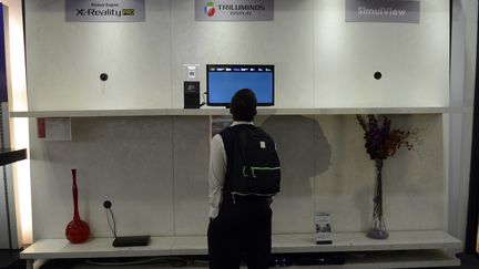 Un homme passe devant un magasin d'&eacute;lectronique, le 26 novembre 2013, &agrave; Caracas (Venezuela). (LEO RAMIREZ / AFP)