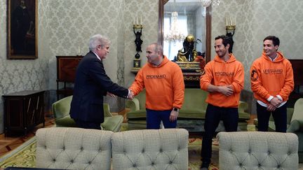 Le ministre des Affaires étrangères espagnol, Alfonso Dastis, rencontre trois pompiers à Madrid (Espagne), le 5 avril 2018. Ces derniers seront jugés le 7 mai prochain à Lesbos. (OSCAR DEL POZO / AFP)