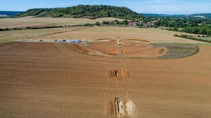 Vue générale de la fouille sur le site où fut découverte la tombe de la "dame de Vix" en 1953. En arrière-plan, le mont Lassois.&nbsp; (© Denis Gliksman, Inrap)