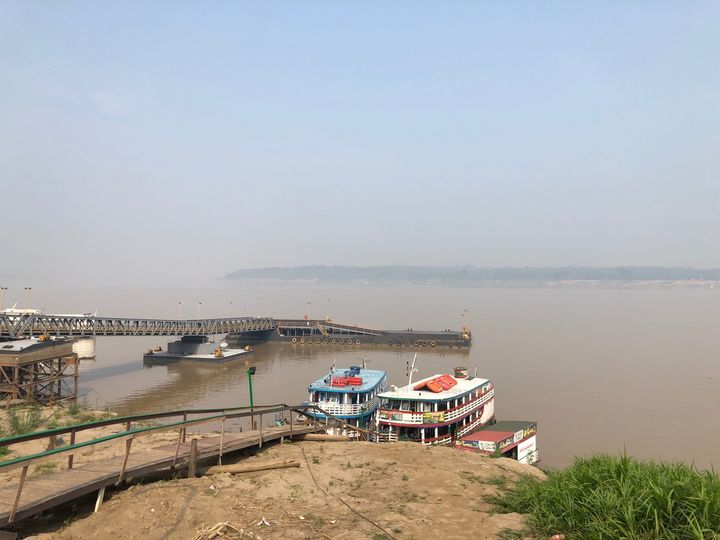 Au bord du fleuve Rio Madeira,&nbsp;à Porto Velho&nbsp;(Brésil), il est presque impossible de distinguer l’autre rive à cause de la fumée. (MATTHIEU MONDOLONI / FRANCEINFO)