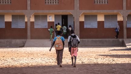 Des enfants devant une école primaire à Dori, au nord-est du Burkina Faso, le 4 février 2020. (OLYMPIA DE MAISMONT / AFP)