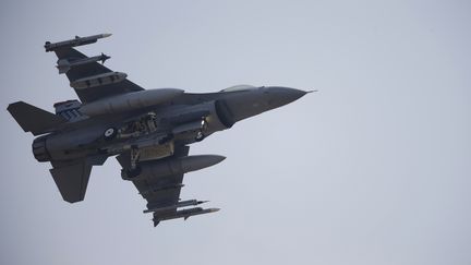 Un avion de combat F-16 de l'arm&eacute;e am&eacute;ricaine, au-dessus de la base militaire de S&eacute;oul (Cor&eacute;e du Sud), le 3 avril 2013. (LEE JAE WON / REUTERS)