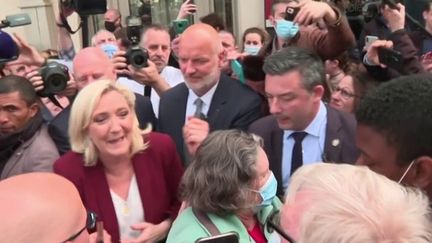 Mardi 12 avril, Marine Le Pen promet d'associer les Français aux grandes décisions. Le journaliste Valéry Lerouge, en direct de Paris, présente les principales mesures de la candidate du Rassemblement national.&nbsp; (France 3)