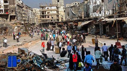 Des civiles syriens reviennent s'installer dans Homs&nbsp;(Syrie) apr&egrave;s que l'arm&eacute;e gouvernementale a repris son contr&ocirc;le en chassant les rebelles, le 9 mai 2014. (MAXPPP)