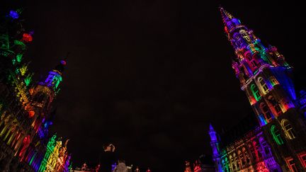 La Grand-Place de Bruxelles illuminée en mémoire des victimes de l'attaque d'Orlando, le 13 juin 2016. (SISKA GREMMELPREZ / BELGA / AFP)