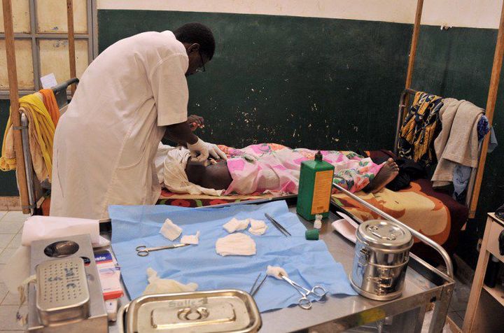 Un médecin consulte un patient à l'hôpital de Gao au Mali  (Photo AFP/Issouf Sanogo)