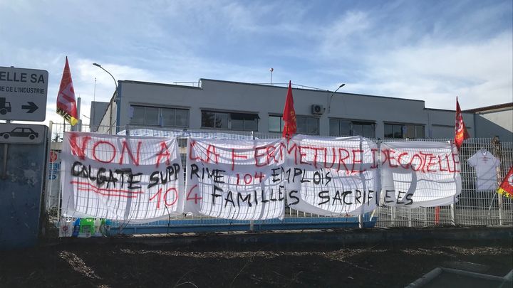 Des banderoles dénonçant la fermeture annoncée de l'usine, ce qui menace 104 familles et une quinzaine d'intérimaires, ont été attachées sur les grilles de l'usine. (Camille Marigaux)