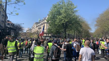 Manifestation des "gilets jaunes" près de la place de la République à Paris le 20 avril 2019. (JULIEN PASQUALINI / FRANCE-INFO)