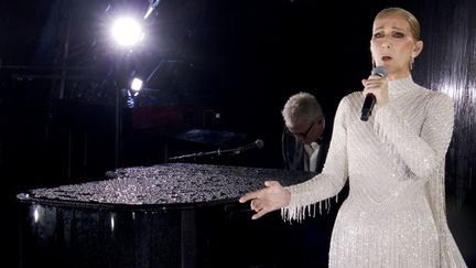 Quatre ans qu'elle n'était pas montée sur scène... Céline Dion a conclu la cérémonie d'ouverture en interprétant "L'Hymne à l'amour" d'Edith Piaf. (AFP)