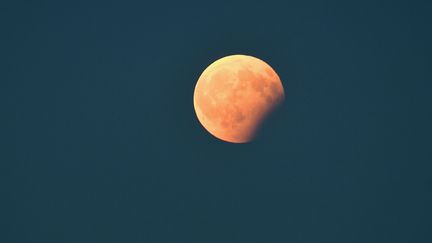 L'éclipse partielle de Lune apparaît dans le ciel de Nice (Alpes-Maritimes), lundi 7 août dans la soirée.&nbsp; (YANN COATSALIOU / AFP)