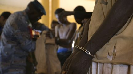 Un combattant pr&eacute;sum&eacute; du Mujao fait prisonnier dans le nord du Mali, &agrave; Gao, le 26 f&eacute;vrier 2013.&nbsp; (JOEL SAGET / AFP)