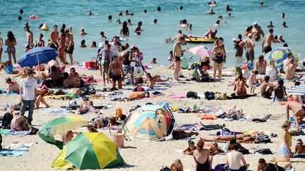 En raison des temp&eacute;ratures caniculaires, la plage du Proph&egrave;te est prise d'assaut le 16 ao&ucirc;t 2012, &agrave; Marseille (Bouches-du-Rh&ocirc;ne). (GERARD JULIEN / AFP)