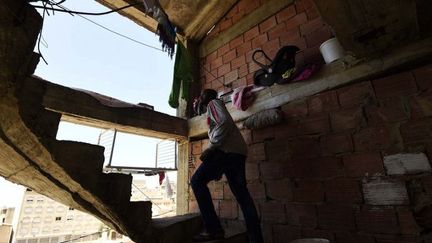 Un migrant subsaharien dans un bâtiment désaffecté à Alger (Algérie), le 29 mai 2016. (FAROUK BATICHE / AFP)