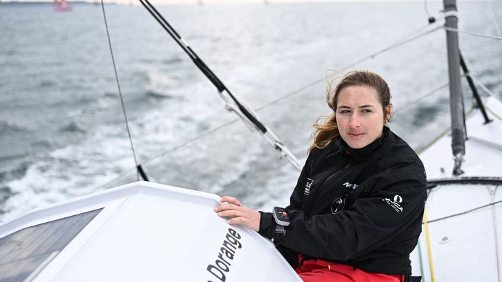 La skippeuse française Violette Dorange navigue sur son monocoque Imoca Devenir, au large de Lorient (Morbihan), le 23 avril 2024. (SEBASTIEN SALOM-GOMIS / AFP)