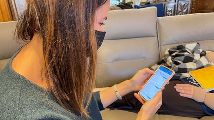 Anna Aublin, infirmière, fait le suivi d'Édith, une patiente traitée à domicile pour son cancer du sein, grâce à une application partagée, Ako@Dom-Picto. (ANNE-LAURE DAGNET / RADIO FRANCE)