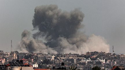 Un bombardement sur la ville de Khan Younès, vu depuis Rafah, dans la bande de Gaza, le 21 mars 2024. (SAID KHATIB / AFP)