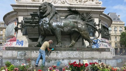 La mairie de Paris a lancé le nettoyage de la statue de la place de la République, le 1er août 2016. Cette opération va se poursuivre jusqu'au 11 août. (MAXPPP)