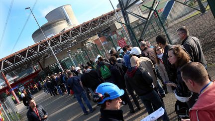 La centrale nucléaire de Cattenom (Moselle) bloquée par les grévistes, le 26 mai 2016. (MAXPPP)