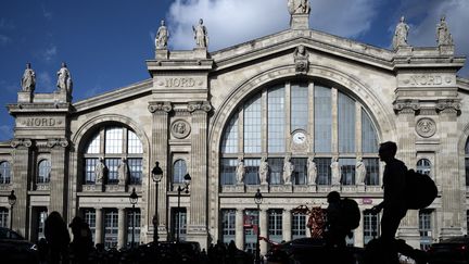 Des passagers devant la gare du Nord, à Paris, le 10 octobre 2019. (PHILIPPE LOPEZ / AFP)