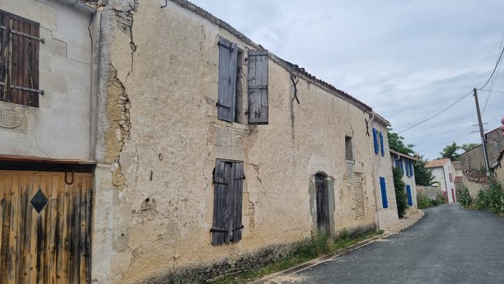 La commune de La Laigne désertée après le séisme du 16 juin 2023. (MARION FERRERE / RADIO FRANCE)