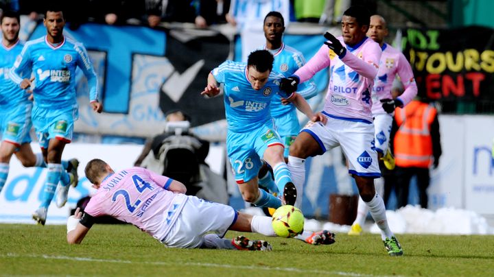 Mathieu Valbuena tente d'&eacute;chapper &agrave; Olivier Sorlin et Betao, le 10 f&eacute;vrier 2013. (JEAN-PIERRE CLATOT / AFP)