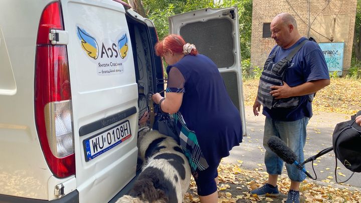 Vlad évacue une habitante ukrainienne avec son chien dans sa camionnette, à Ukrainsk, dans le Donbass. (BORIS LOUMAGNE / RADIO FRANCE)