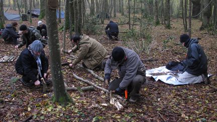 Les participants au "stage de survie" tentent de faire du feu, le 15 novembre 2012 pr&egrave;s d'Azay-le-Rideau (Indre-et-Loire).&nbsp; (SALOME LEGRAND / FRANCETV INFO)