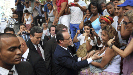 &nbsp; (François hollande à la rencontre des Cubains © maxppp)