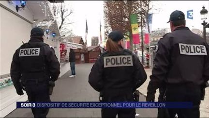 Des policiers en patrouille sur un marché de Noël. (FRANCE 3)